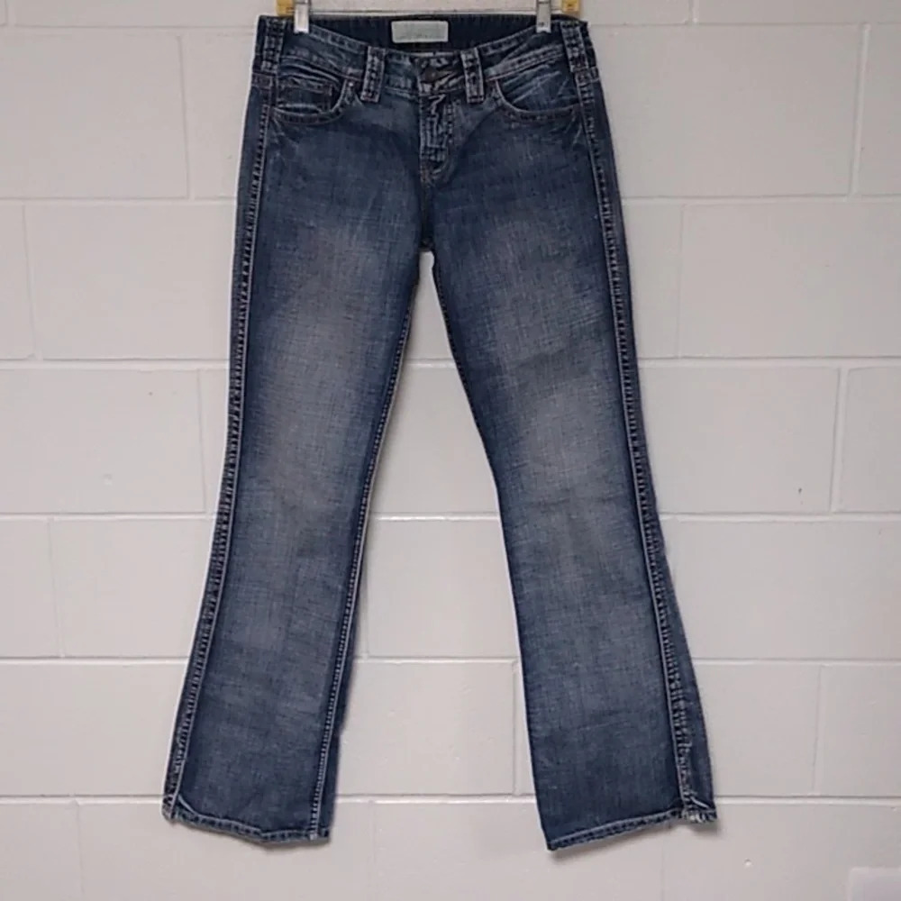 MAURICES JENNA, BOOTCUT, MIDRISE, SIDE LEG VENT, LIGHTLY DISTRESSED, LONG, JEANS